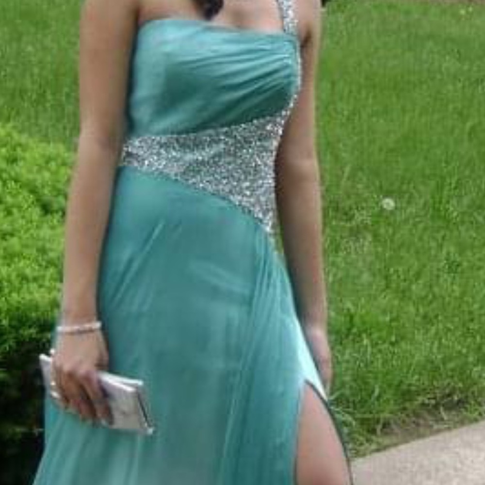 Beautiful Mac Duggal prom dress. Worn only once. Size small